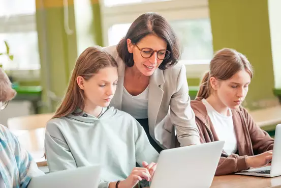 Une professeure avec deux élèves